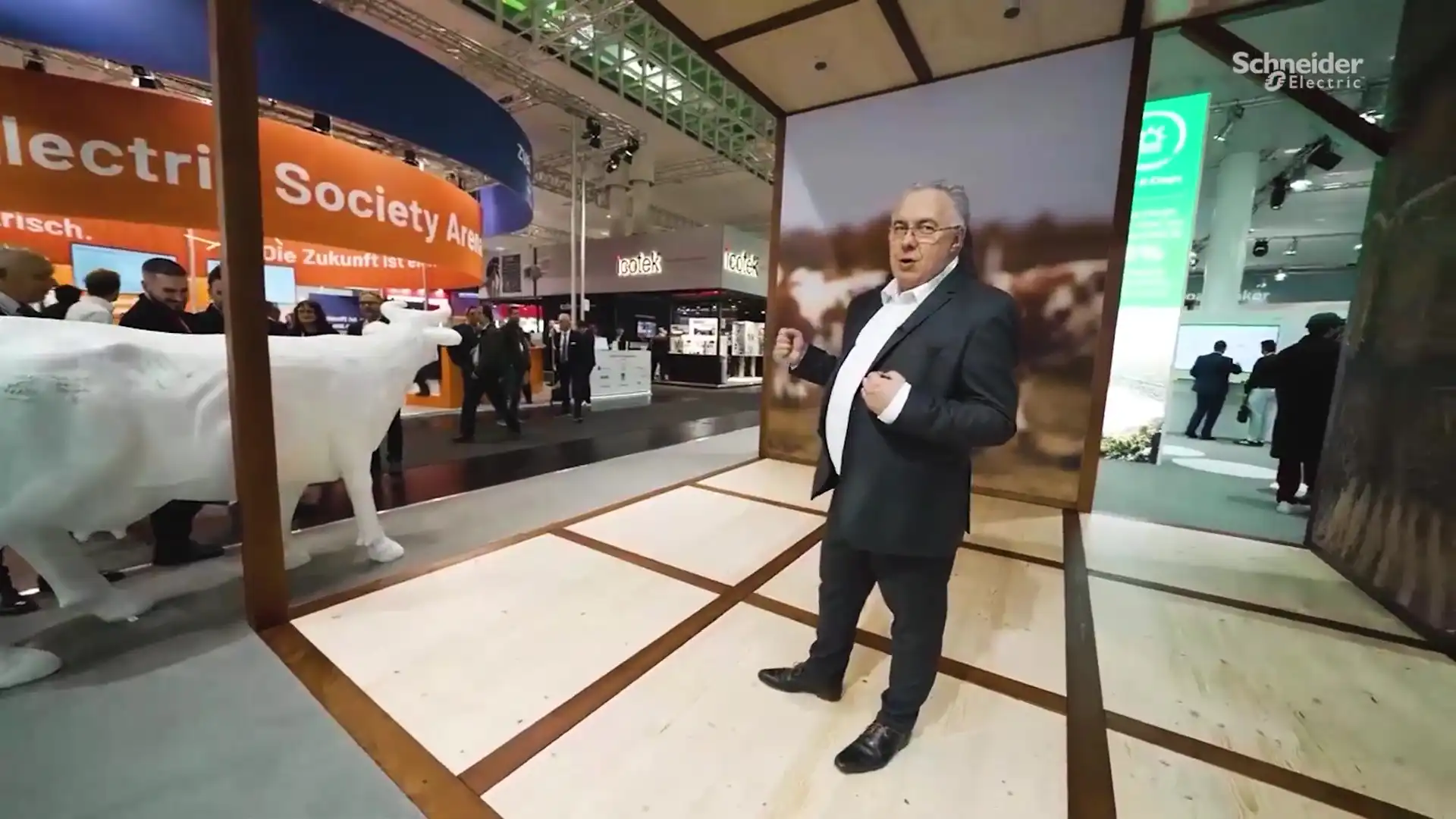 Daisy and barn introduction in the EAE Cow Shed demo